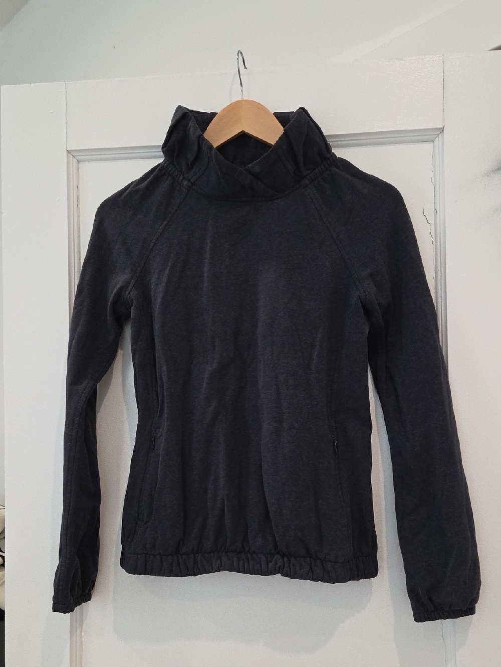 Stylish Lululemon Charcoal Gray Women's Pullover Sweatshirt